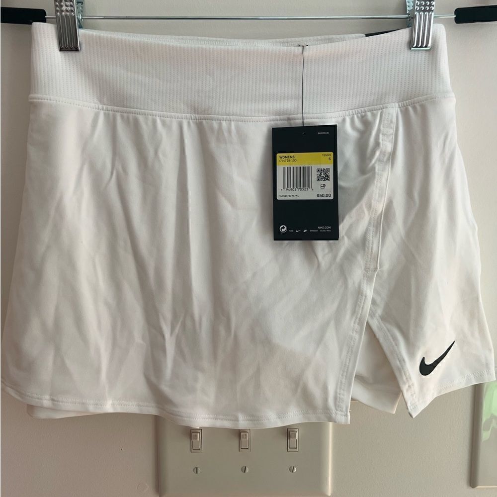 NWT Nike White Tennis Skirt - Slim Fit Size Small!